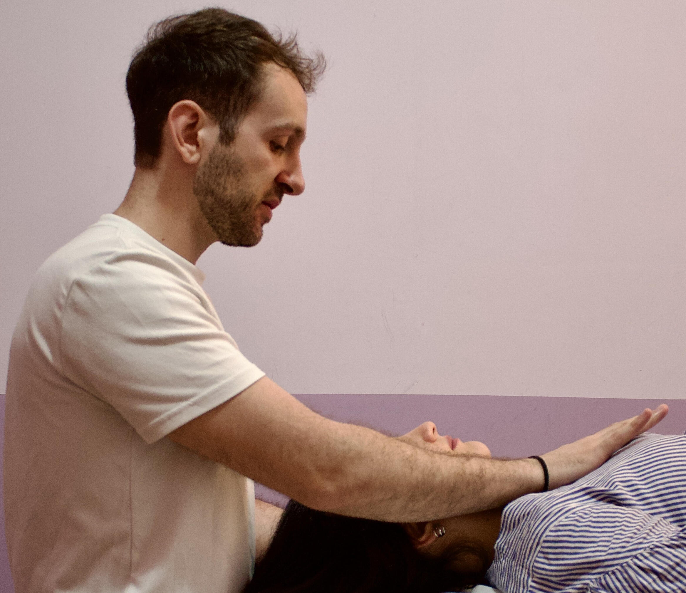 Il trattamento manuale Tecniche delicate per sciogliere le tensioni e liberare il sistema nervoso.